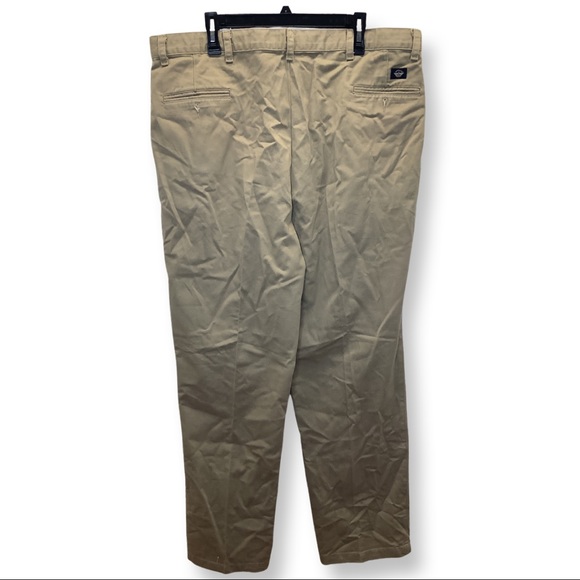 Dockers Classic Fit Pleated Men’s Pants - Picture 2 of 4